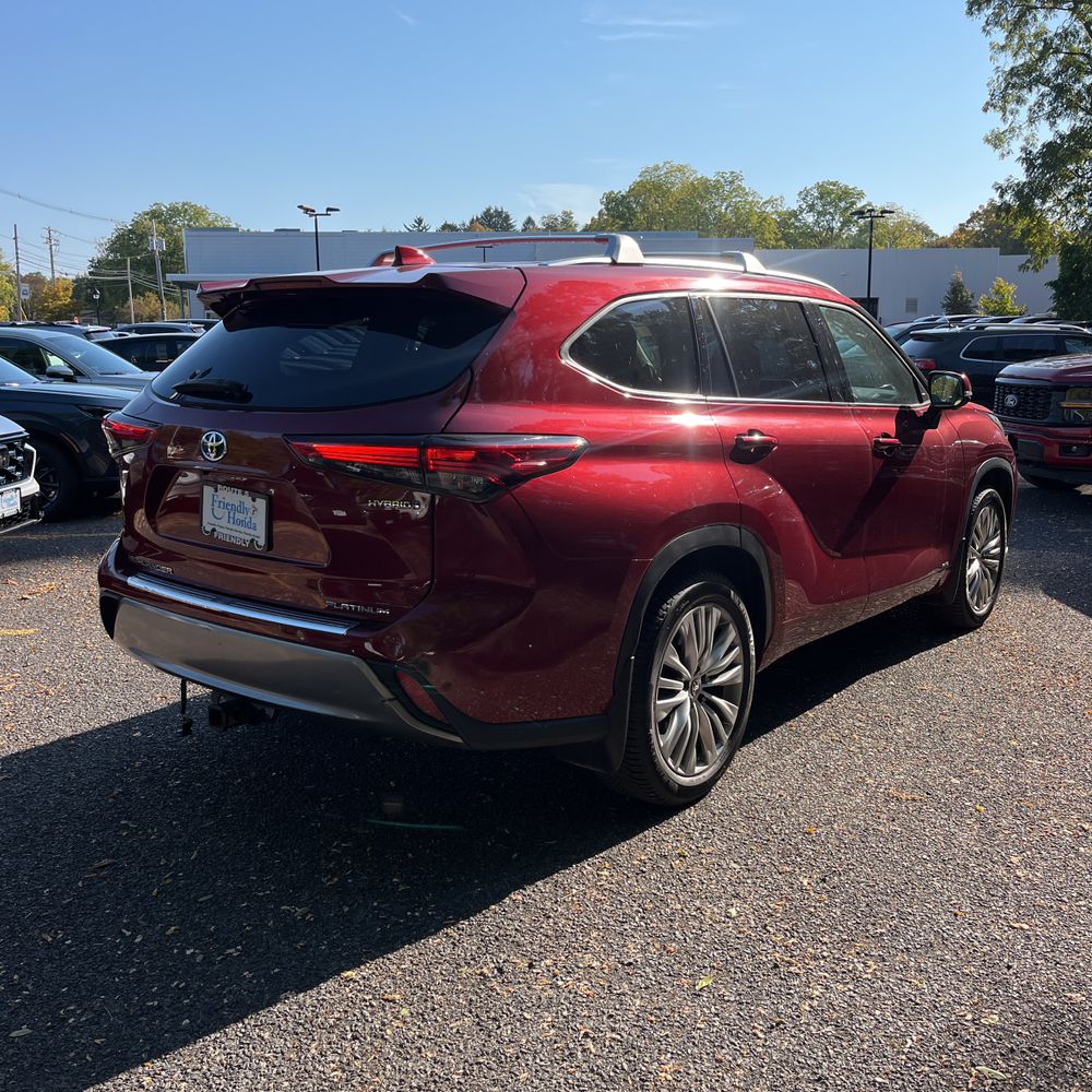 2023 Toyota Highlander Hybrid Platinum