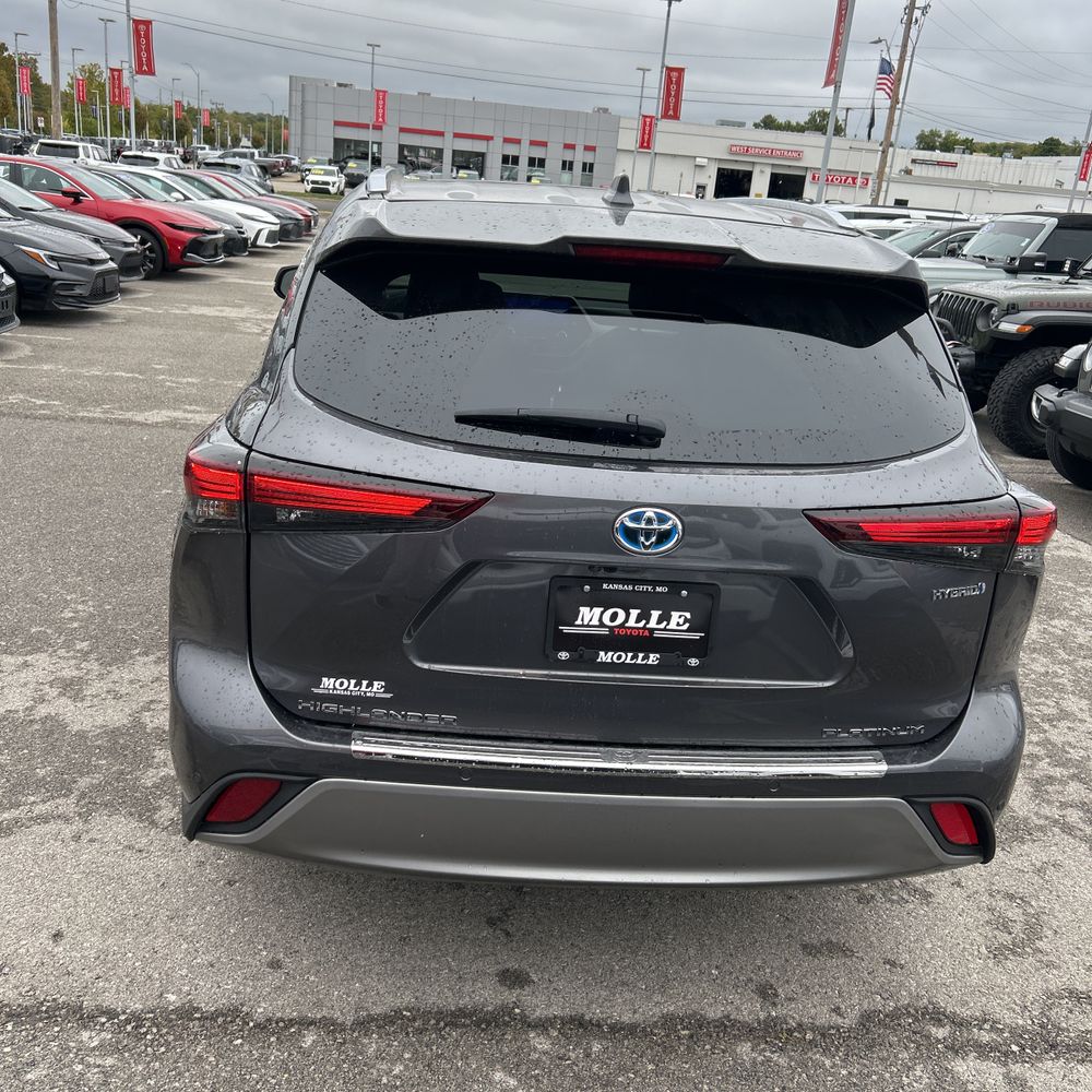 2024 Toyota Highlander Hybrid Platinum