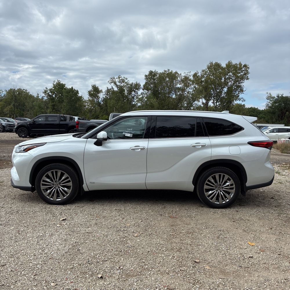 2023 Toyota Highlander Hybrid Platinum
