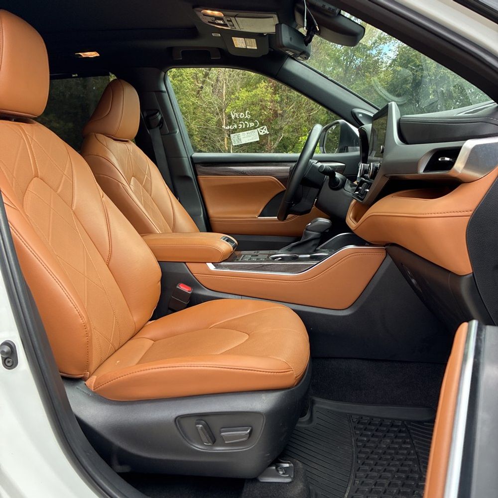 2023 Toyota Highlander Hybrid Platinum