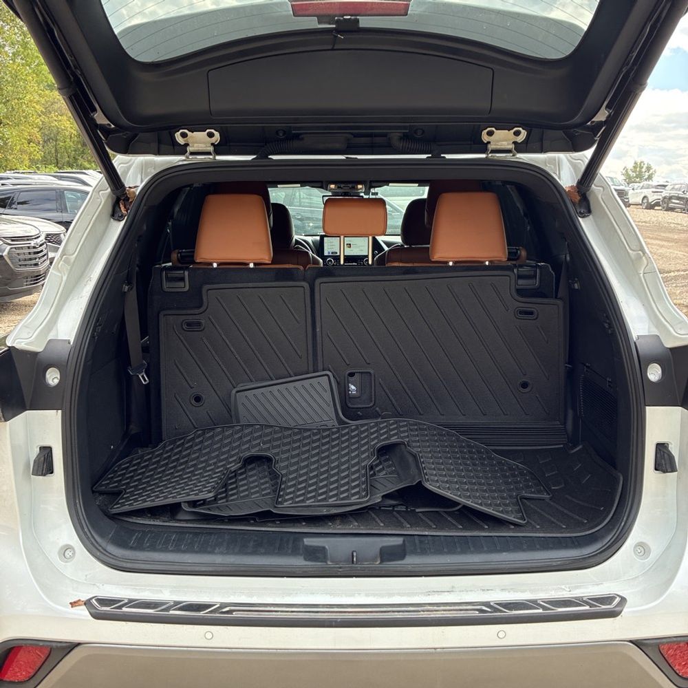 2023 Toyota Highlander Hybrid Platinum