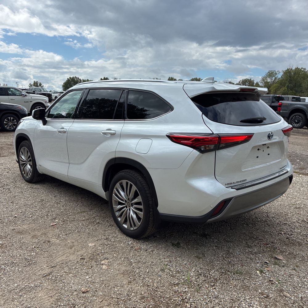 2023 Toyota Highlander Hybrid Platinum