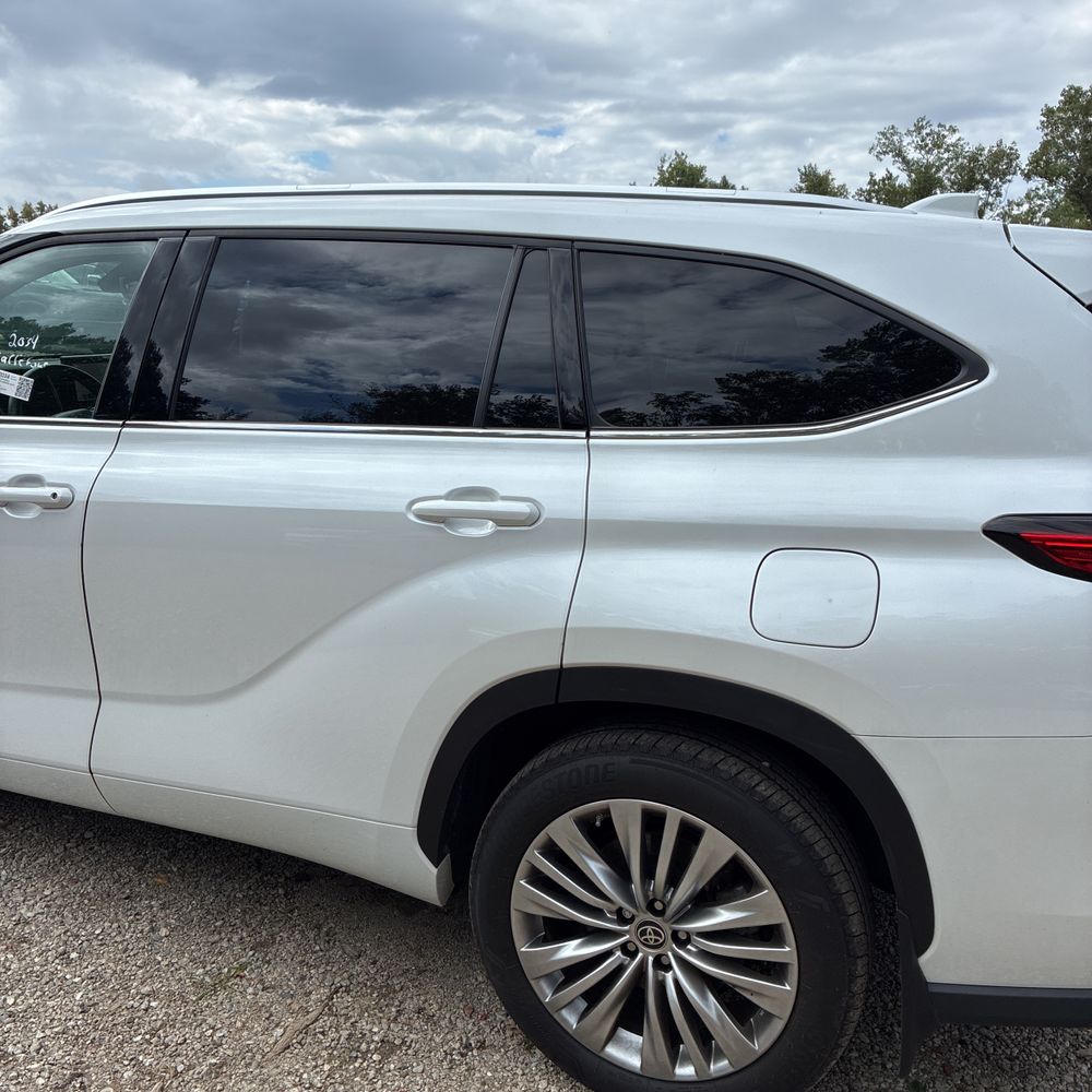 2023 Toyota Highlander Hybrid Platinum