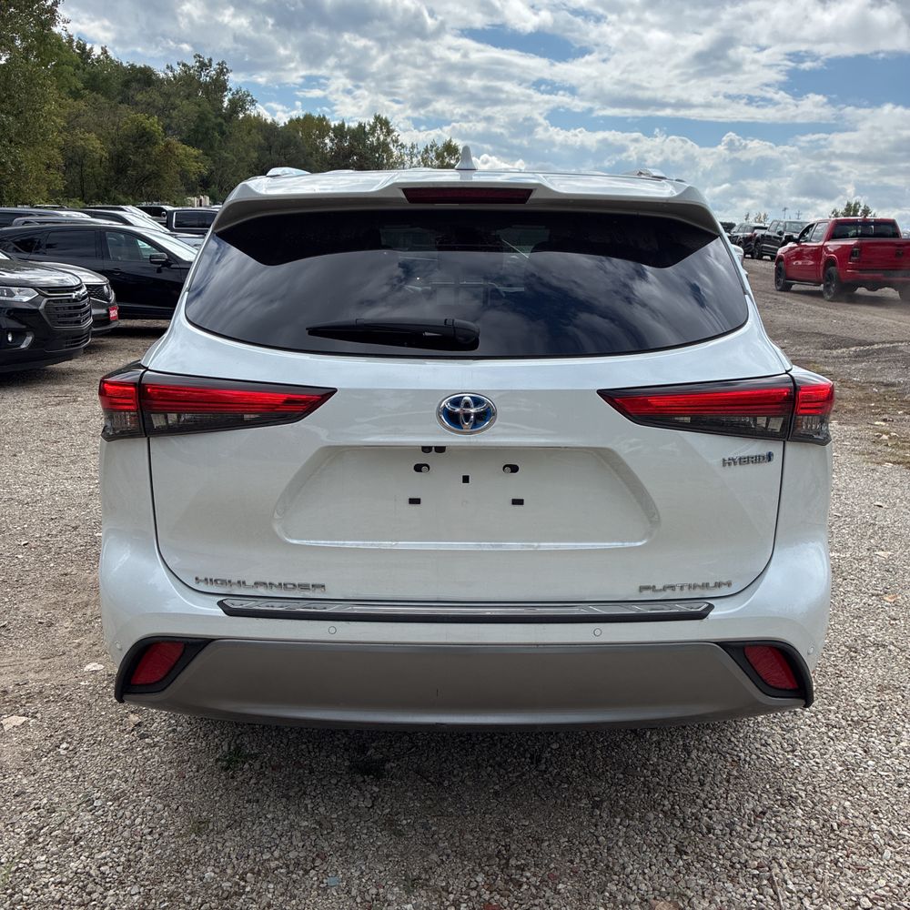 2023 Toyota Highlander Hybrid Platinum