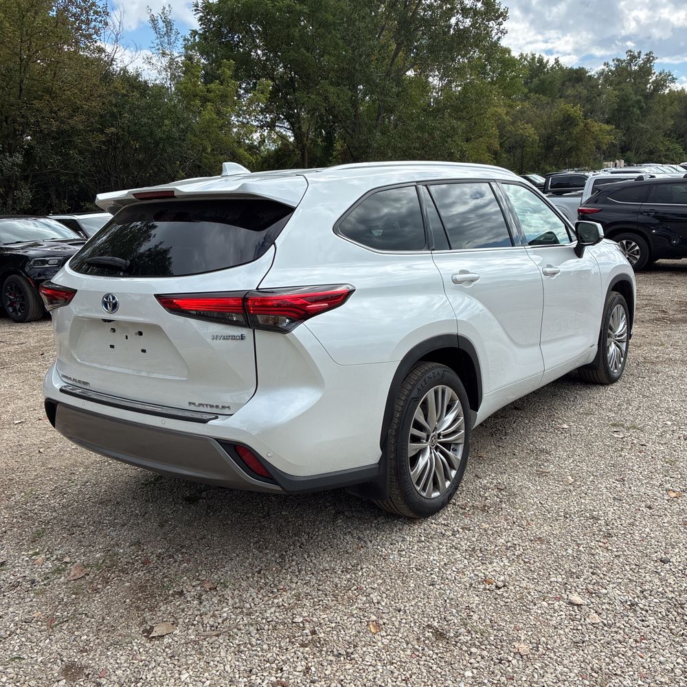 2023 Toyota Highlander Hybrid Platinum