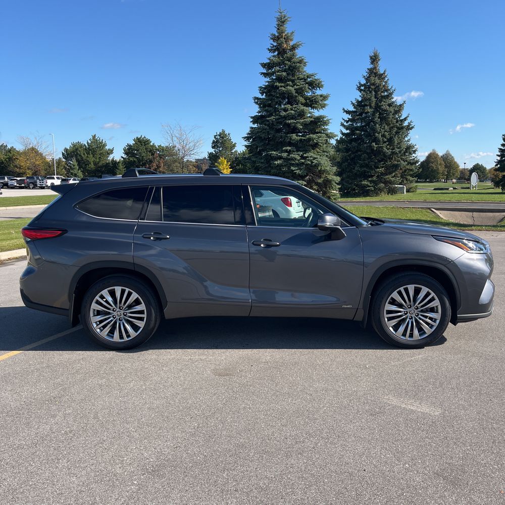 2023 Toyota Highlander Hybrid Platinum