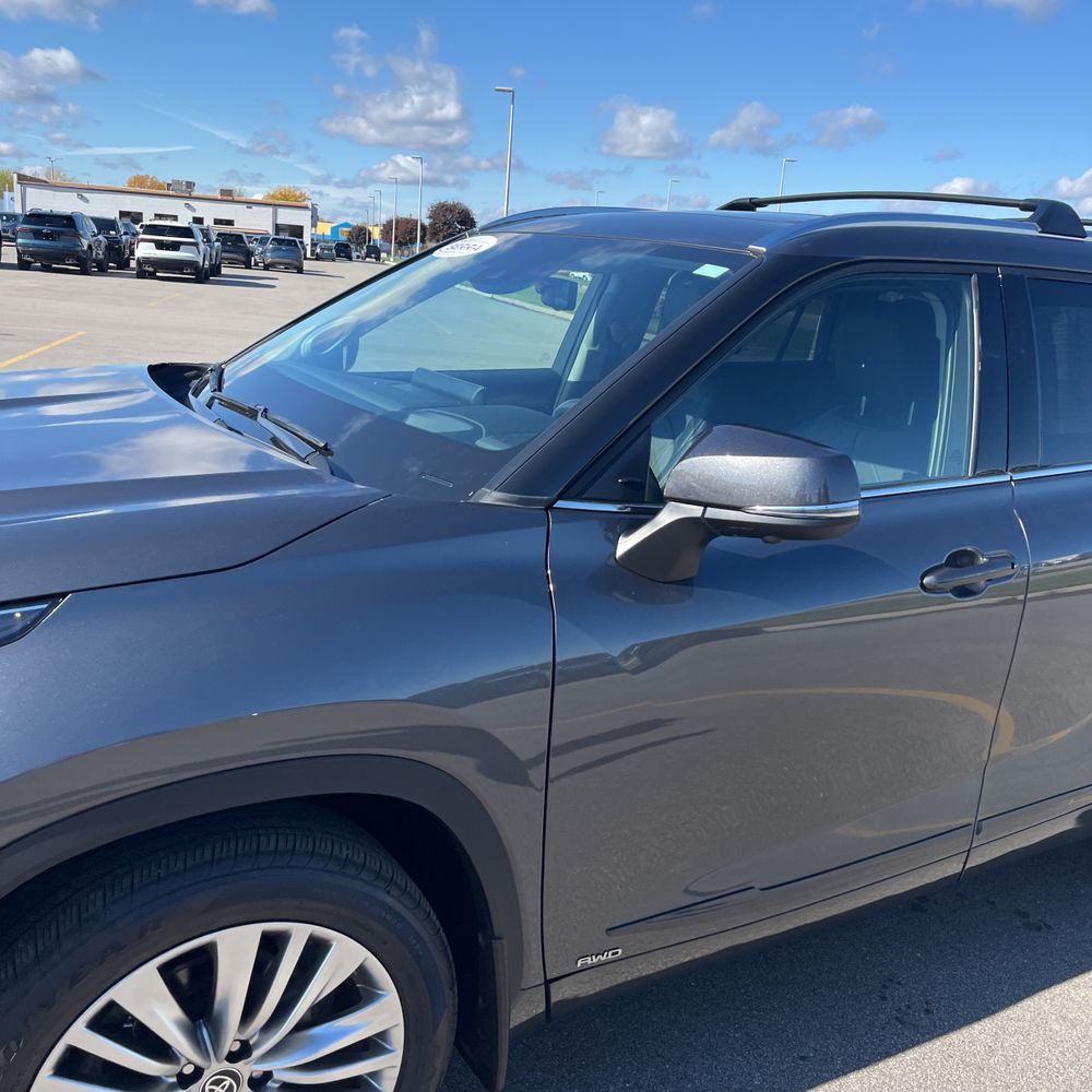 2023 Toyota Highlander Hybrid Platinum