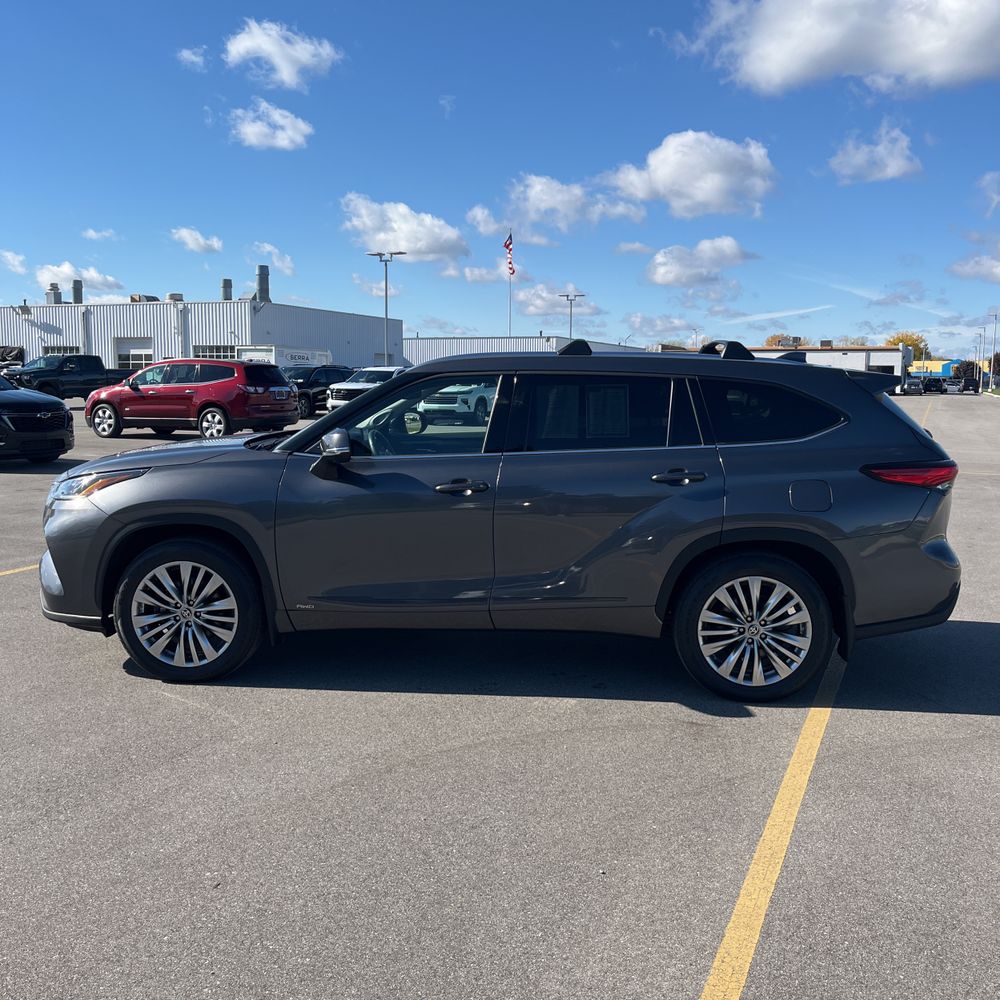2023 Toyota Highlander Hybrid Platinum