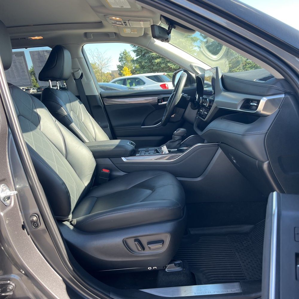 2023 Toyota Highlander Hybrid Platinum