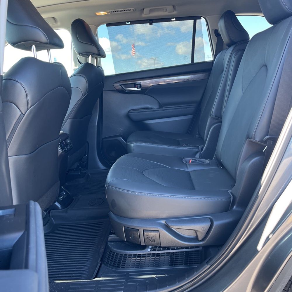 2023 Toyota Highlander Hybrid Platinum