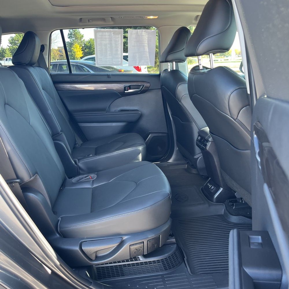 2023 Toyota Highlander Hybrid Platinum