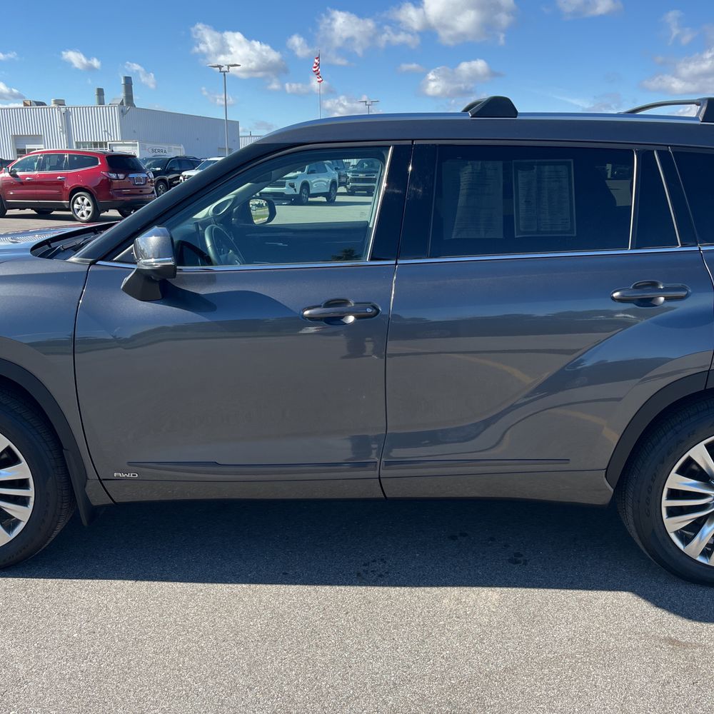 2023 Toyota Highlander Hybrid Platinum