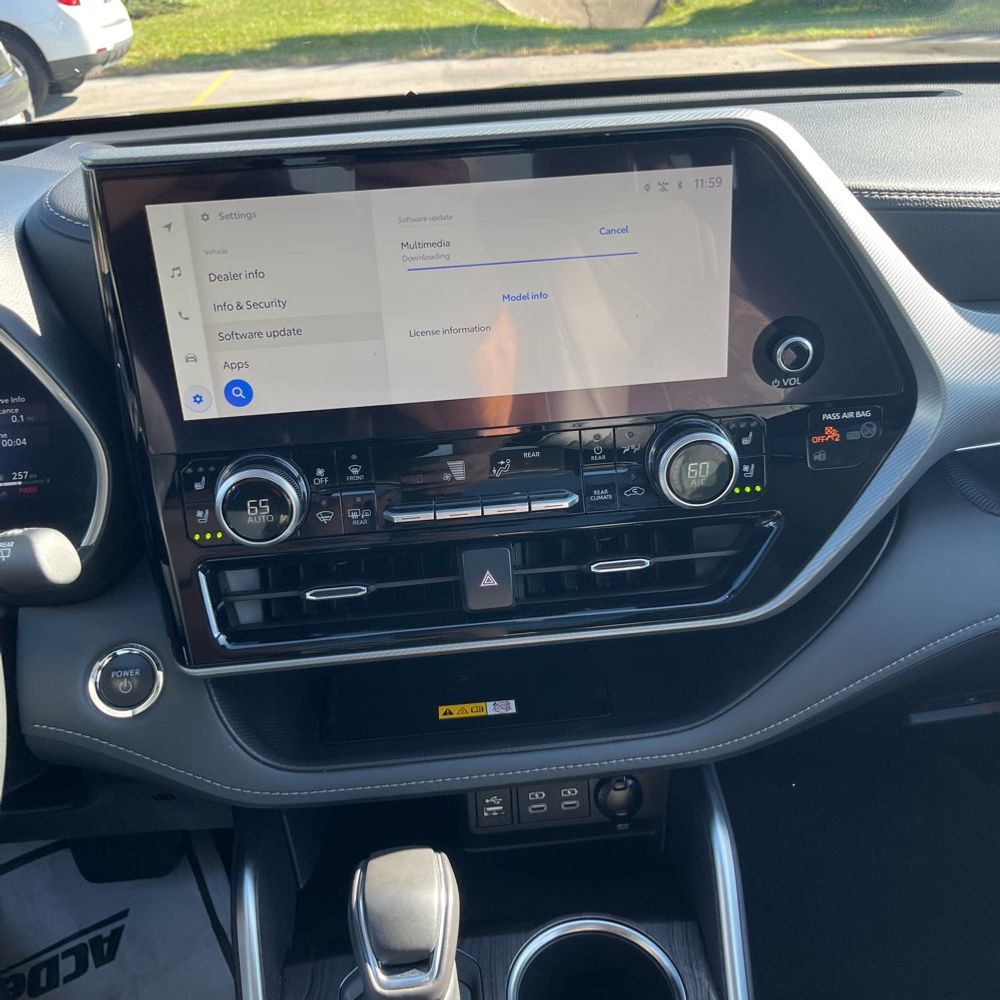 2023 Toyota Highlander Hybrid Platinum