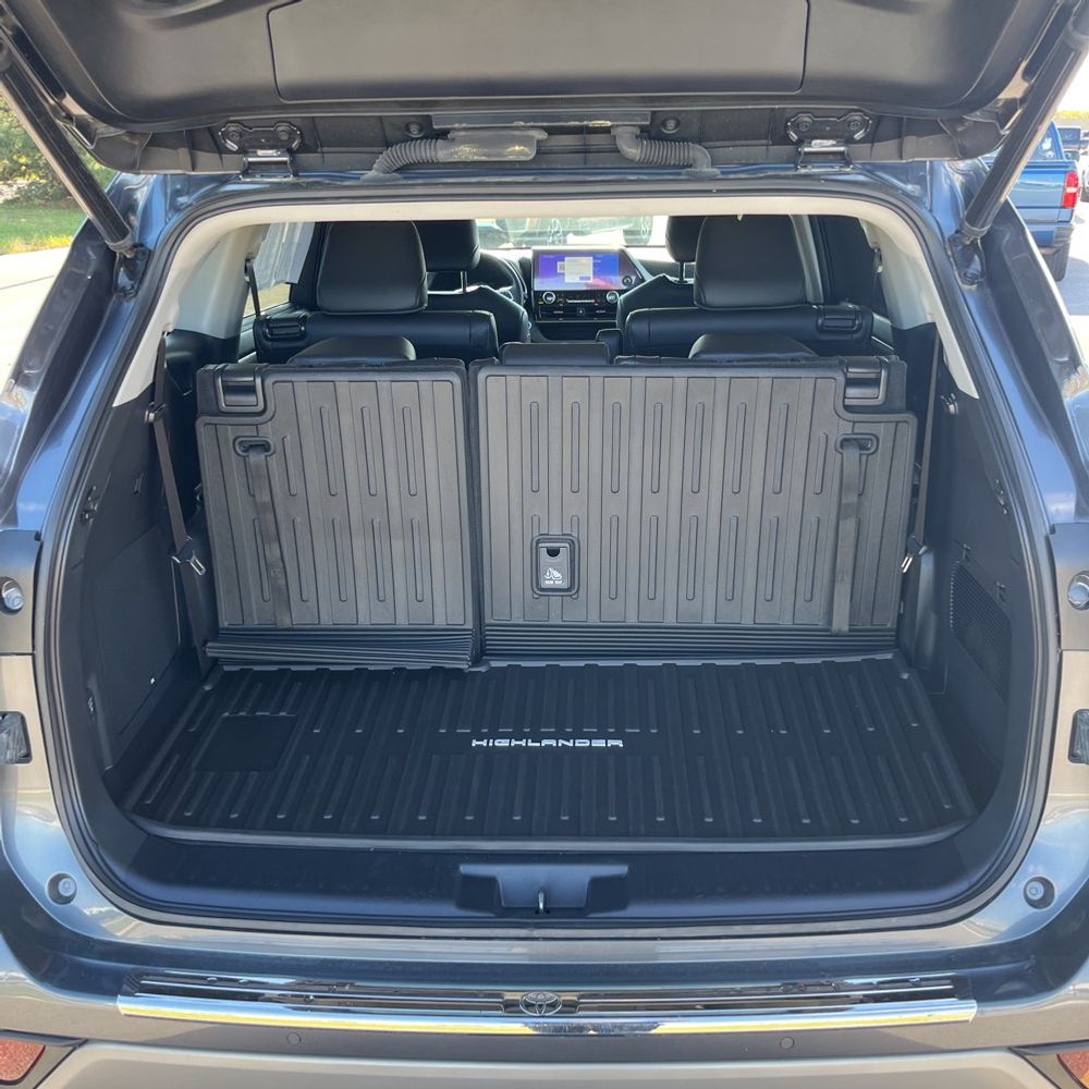 2023 Toyota Highlander Hybrid Platinum