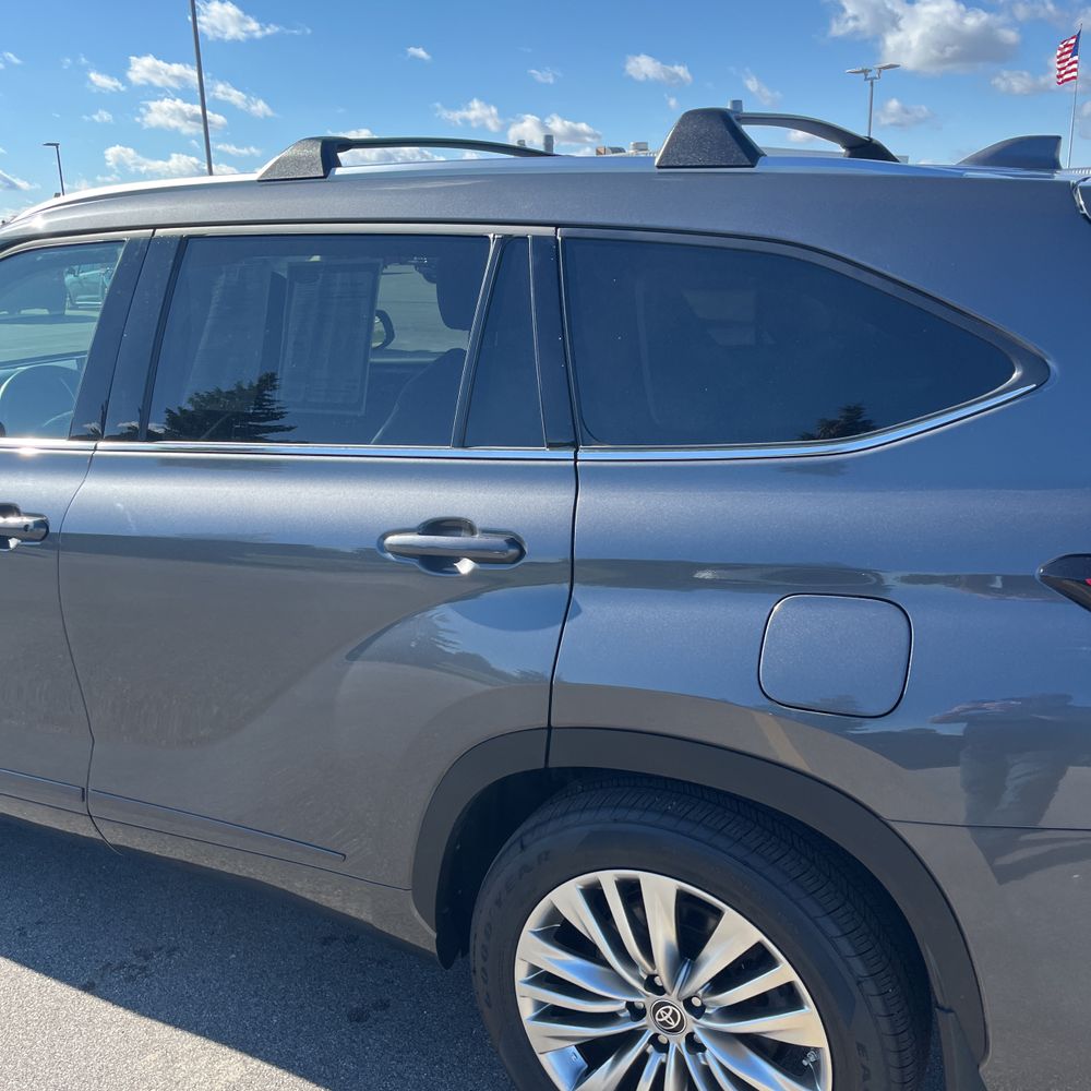 2023 Toyota Highlander Hybrid Platinum