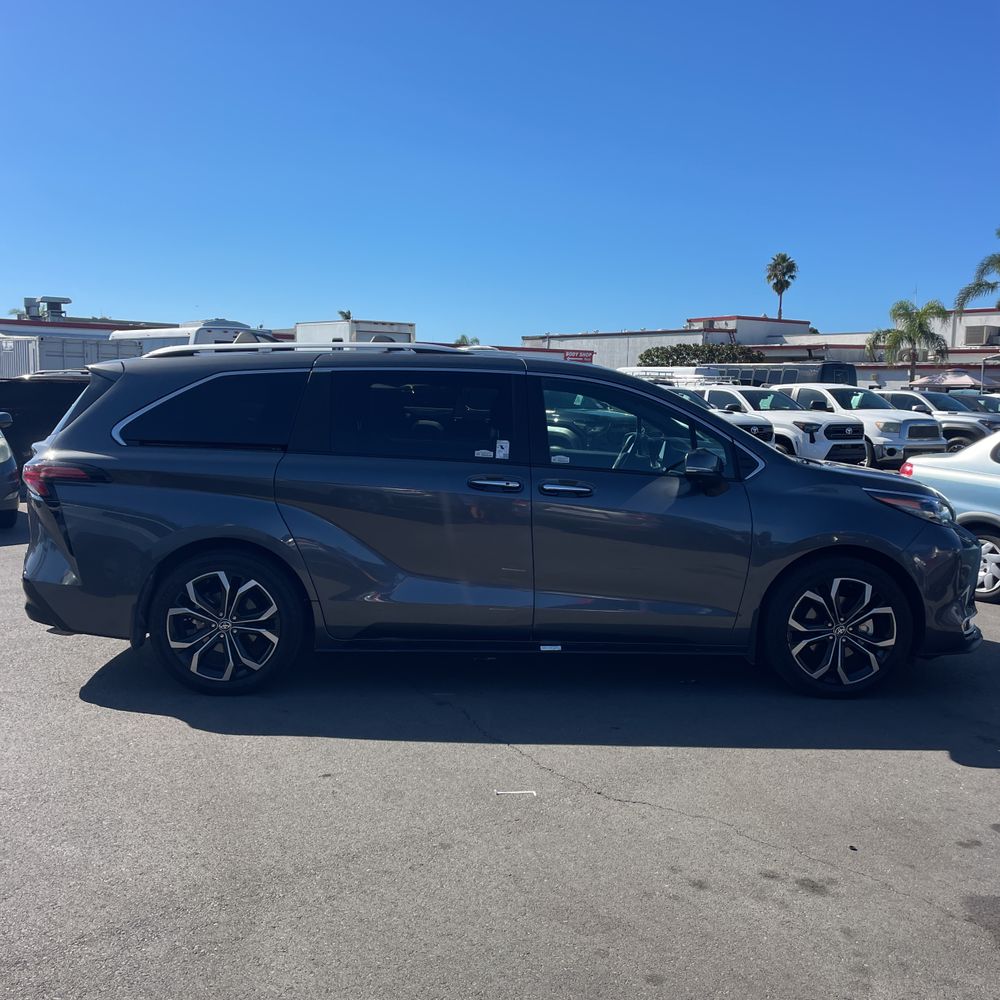 2025 Toyota Sienna Platinum 7-Passenger