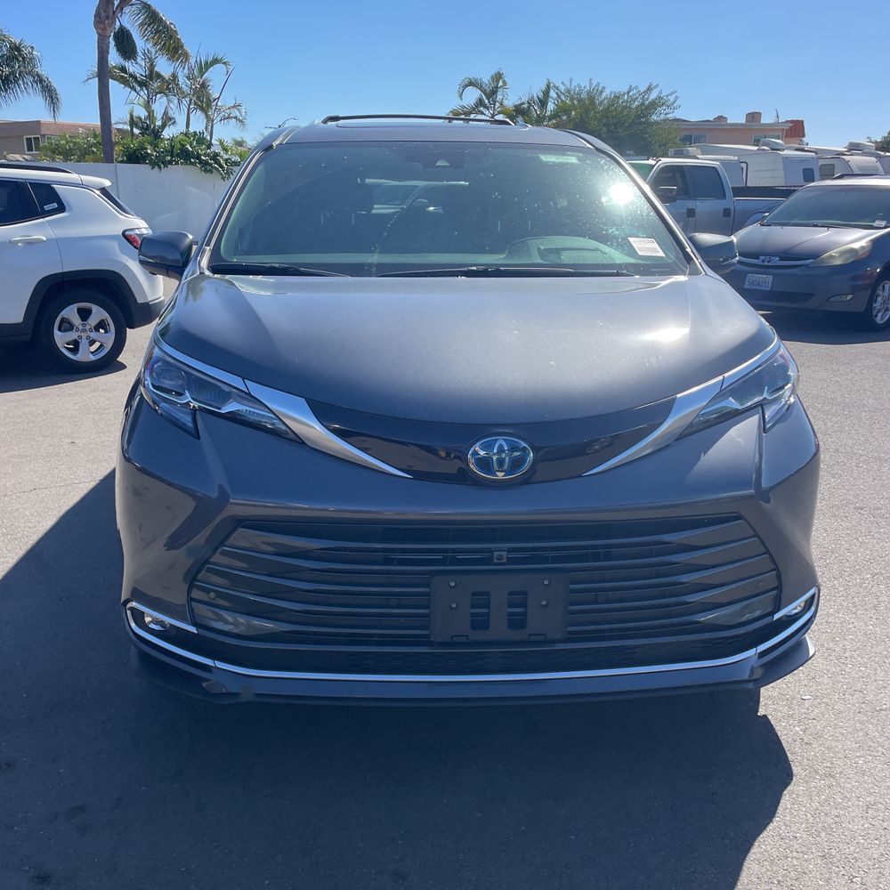 2025 Toyota Sienna Platinum 7-Passenger