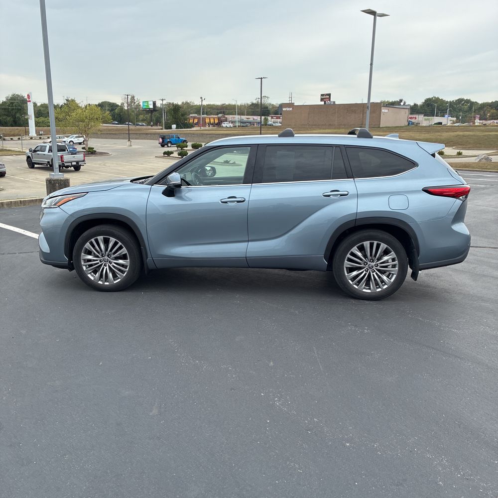 2022 Toyota Highlander Platinum