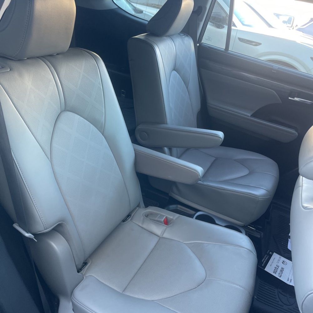 2022 Toyota Highlander Platinum