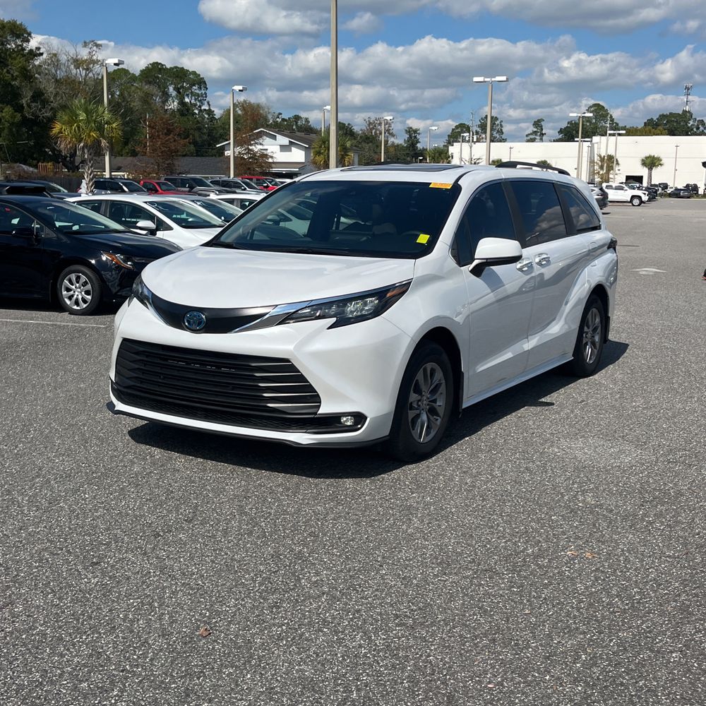 2025 Toyota Sienna XLE 7-Passenger