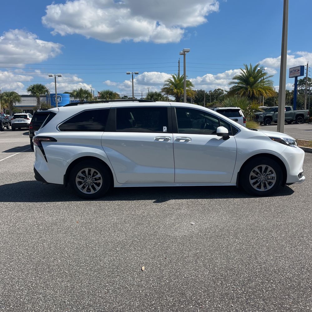 2025 Toyota Sienna XLE 7-Passenger