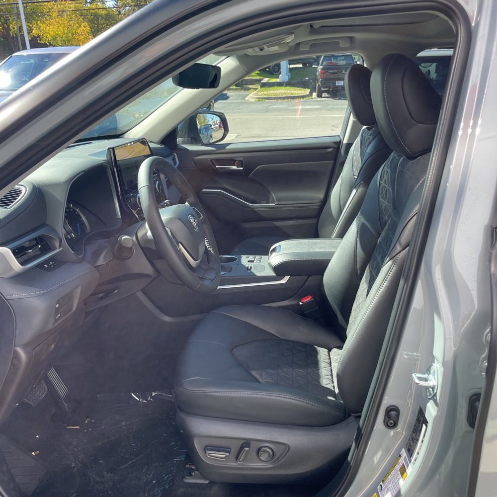 2025 Toyota Highlander Hybrid XLE Nightshade