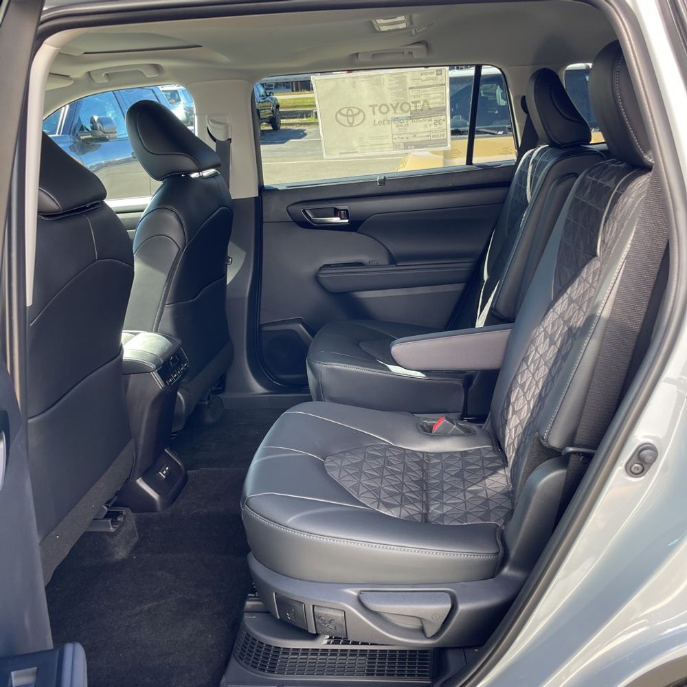 2025 Toyota Highlander Hybrid XLE Nightshade