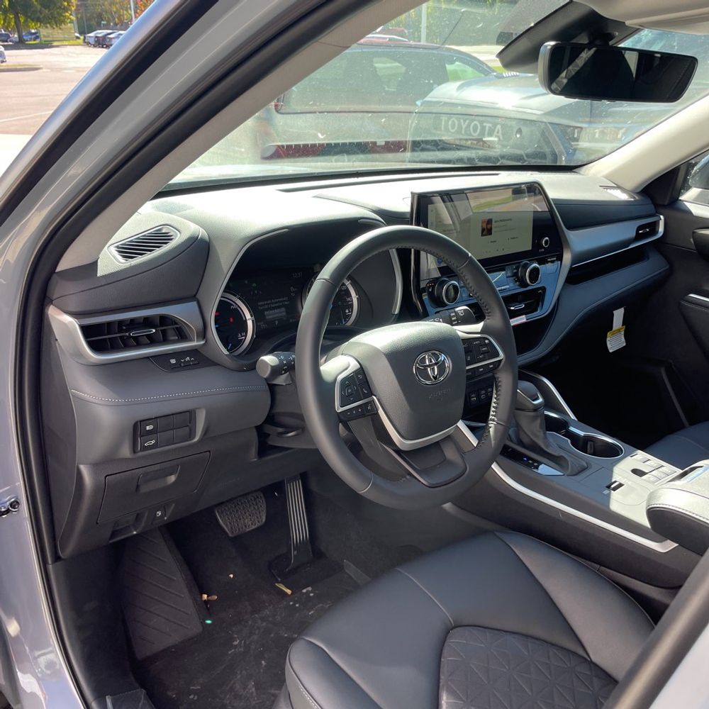 2025 Toyota Highlander Hybrid XLE Nightshade