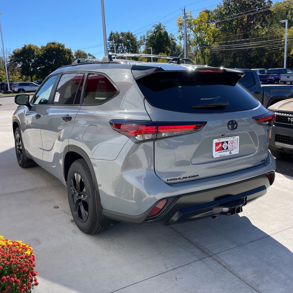 2025 Toyota Highlander Hybrid XLE Nightshade