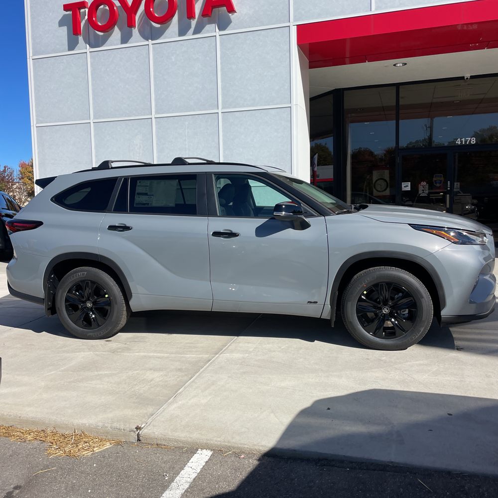 2025 Toyota Highlander Hybrid XLE Nightshade