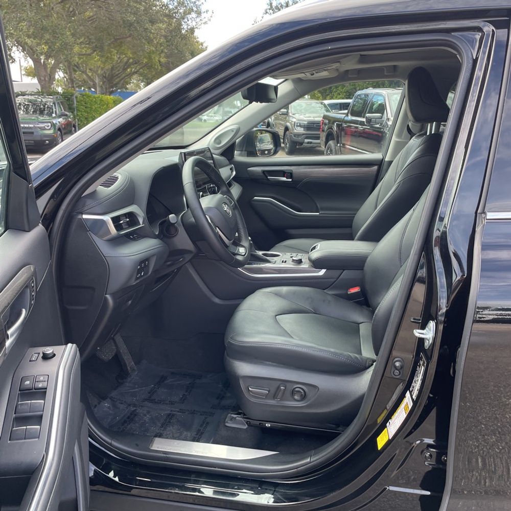 2023 Toyota Highlander Platinum