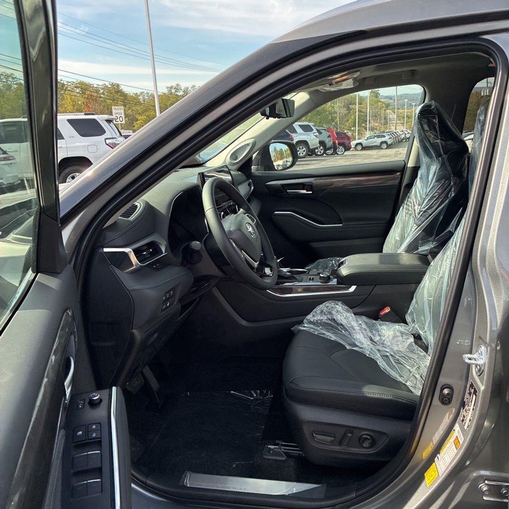 2025 Toyota Highlander Platinum