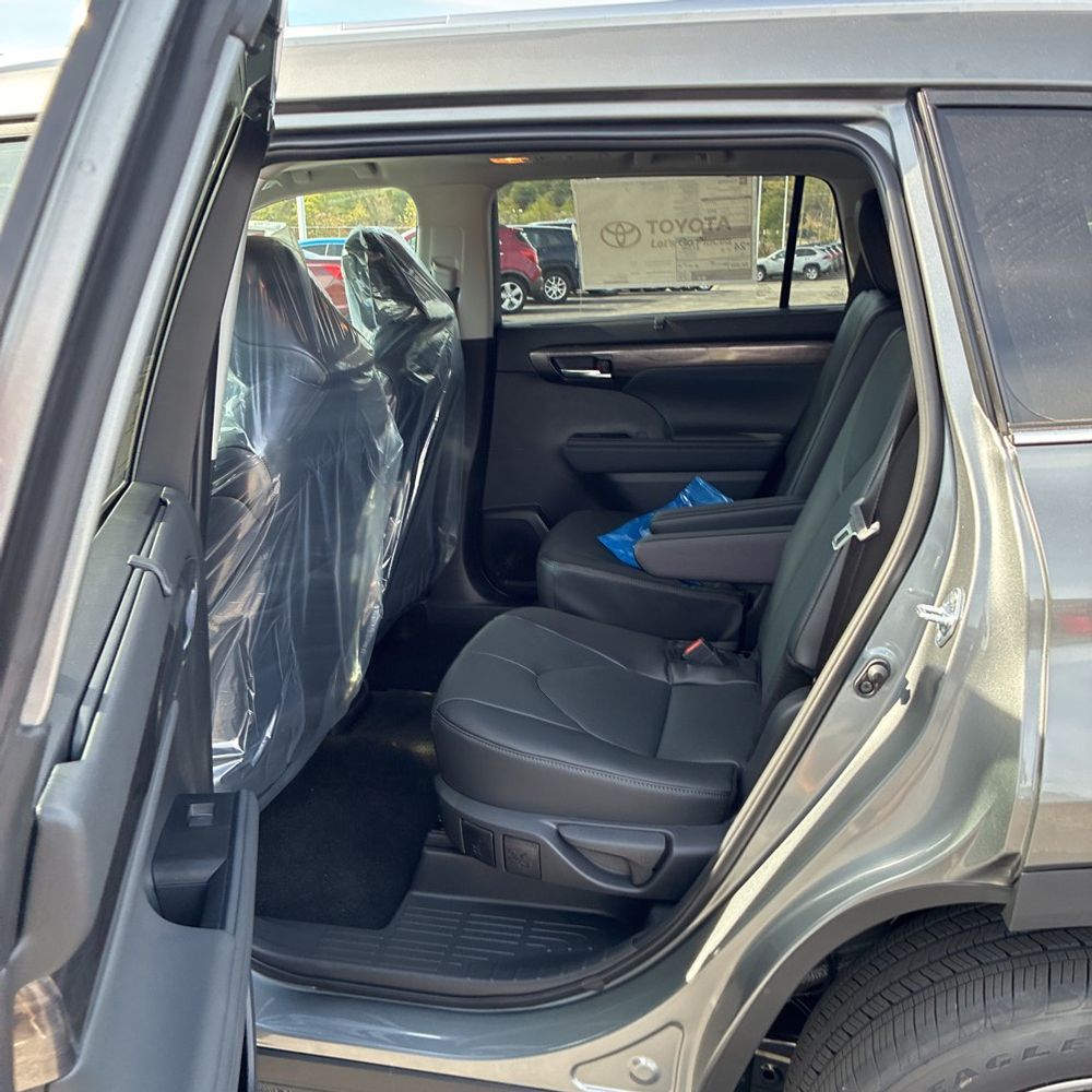 2025 Toyota Highlander Platinum