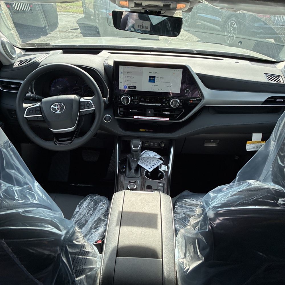 2025 Toyota Highlander Platinum