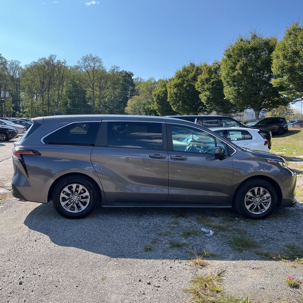 2024 Toyota Sienna Hyb LE