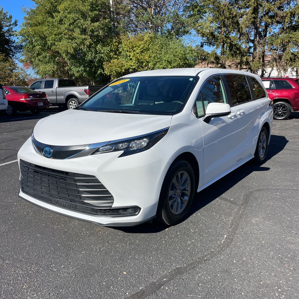 2025 Toyota Sienna LE 8-Passenger