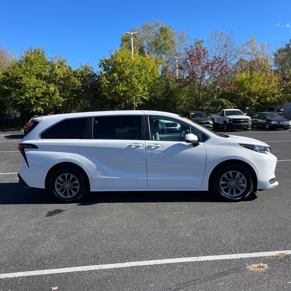 2025 Toyota Sienna LE 8-Passenger