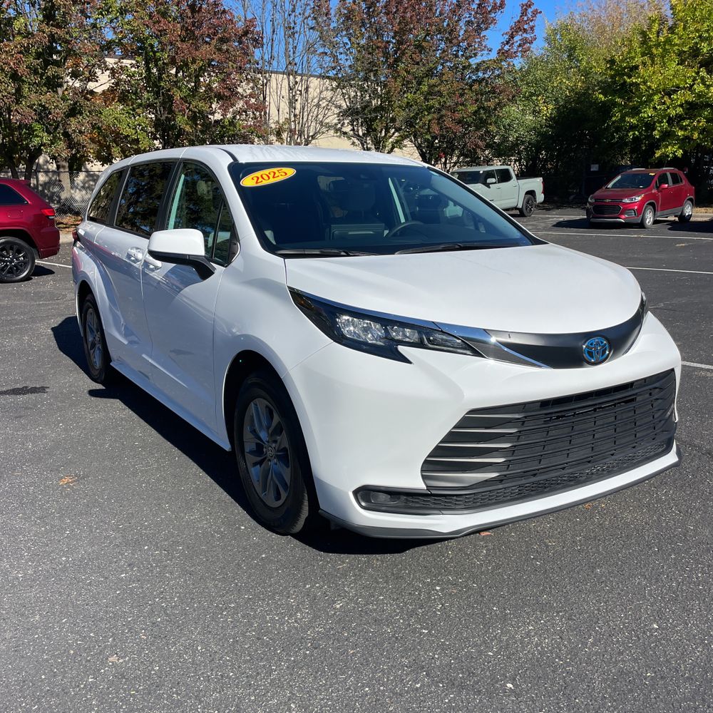 2025 Toyota Sienna LE 8-Passenger