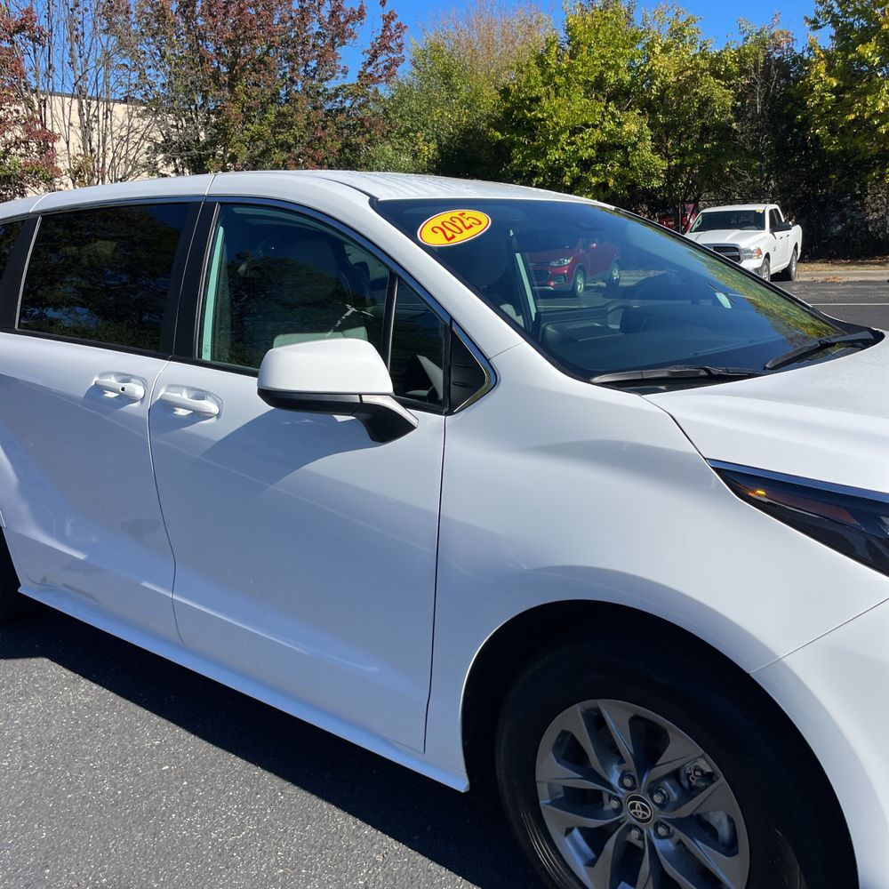 2025 Toyota Sienna LE 8-Passenger