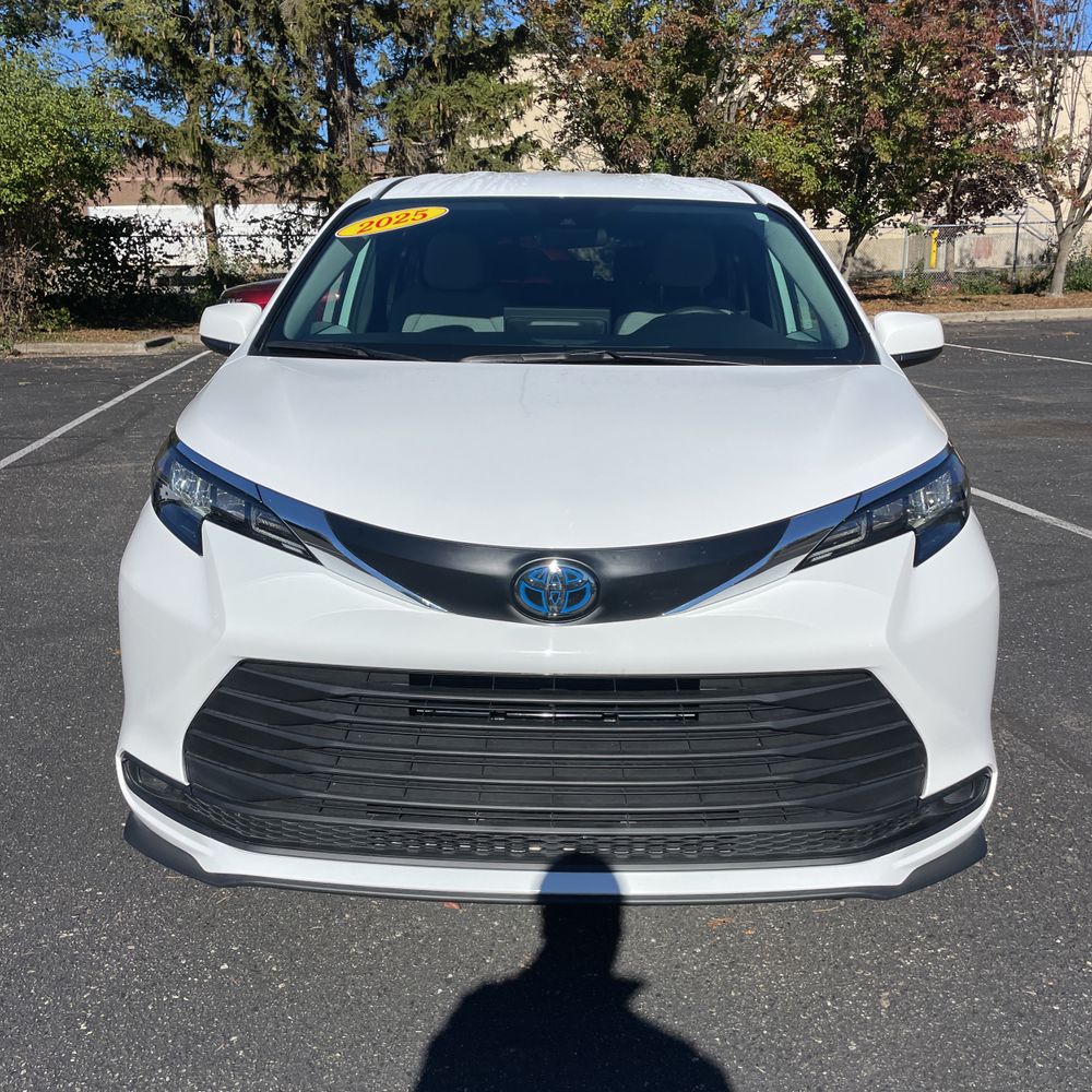 2025 Toyota Sienna LE 8-Passenger