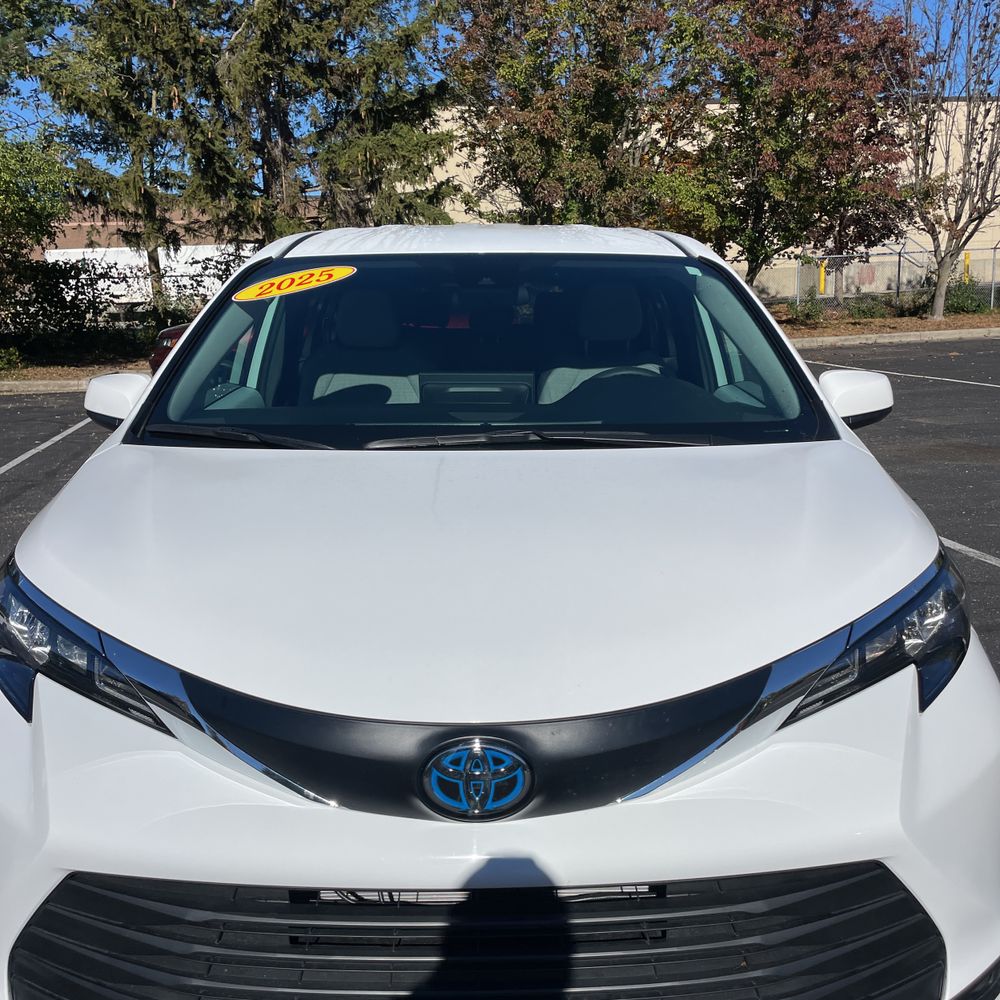 2025 Toyota Sienna LE 8-Passenger