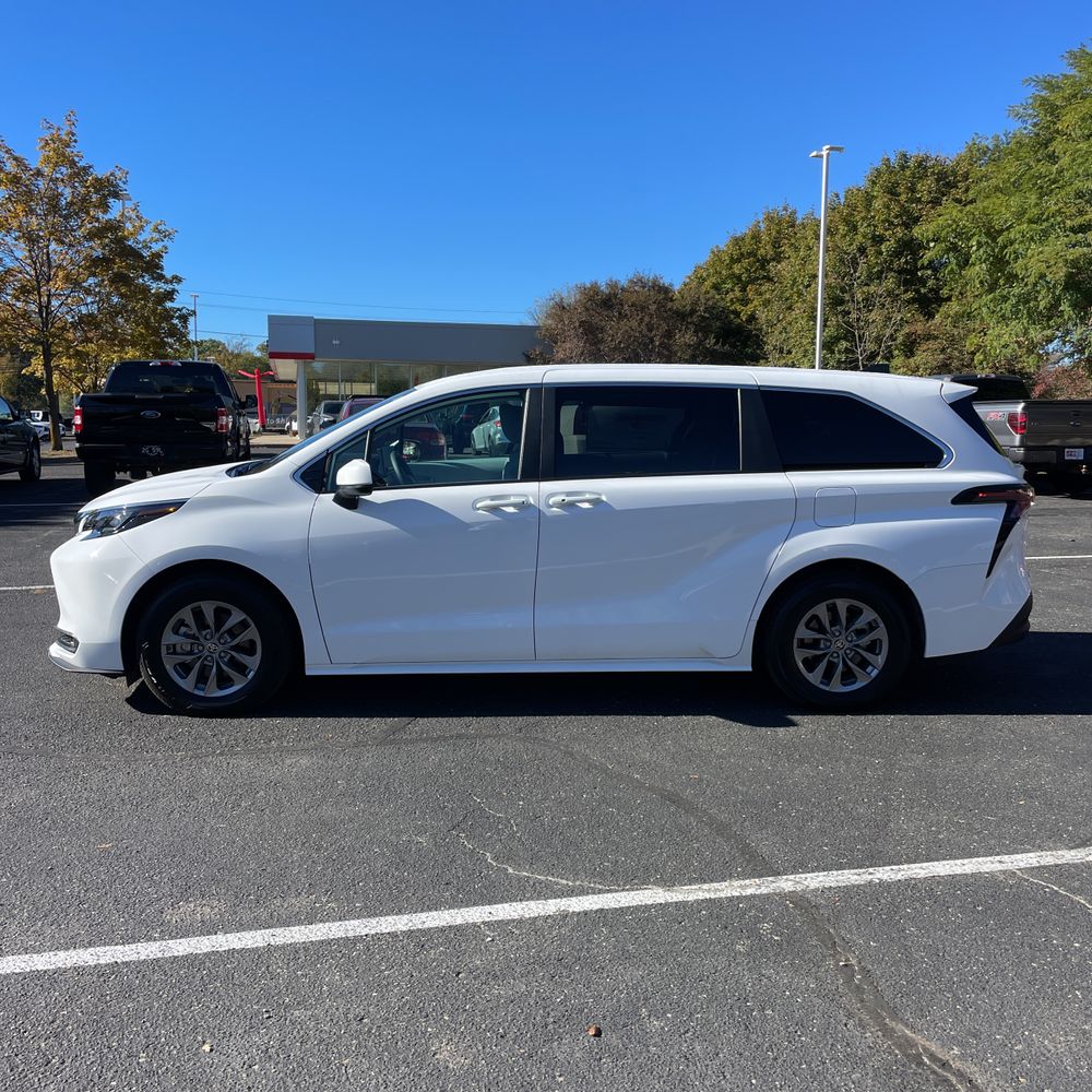 2025 Toyota Sienna LE 8-Passenger