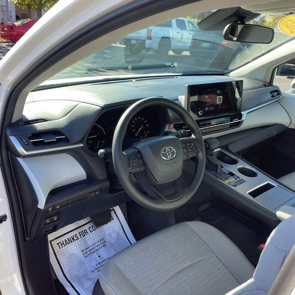 2025 Toyota Sienna LE 8-Passenger