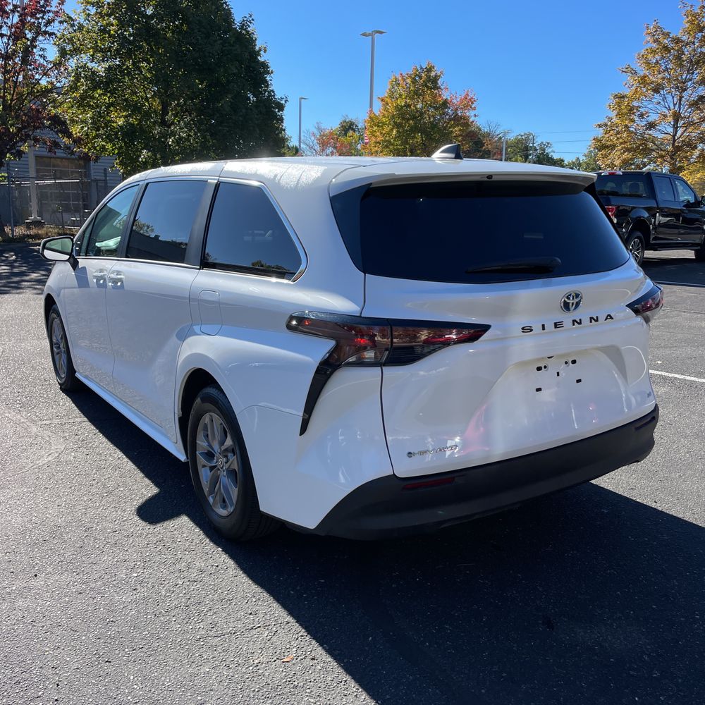 2025 Toyota Sienna LE 8-Passenger