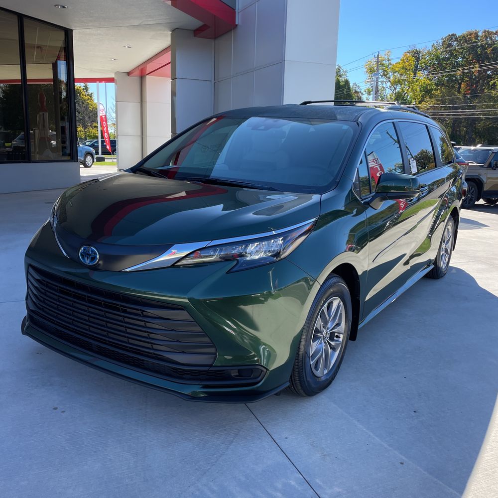 2025 Toyota Sienna LE 8-Passenger