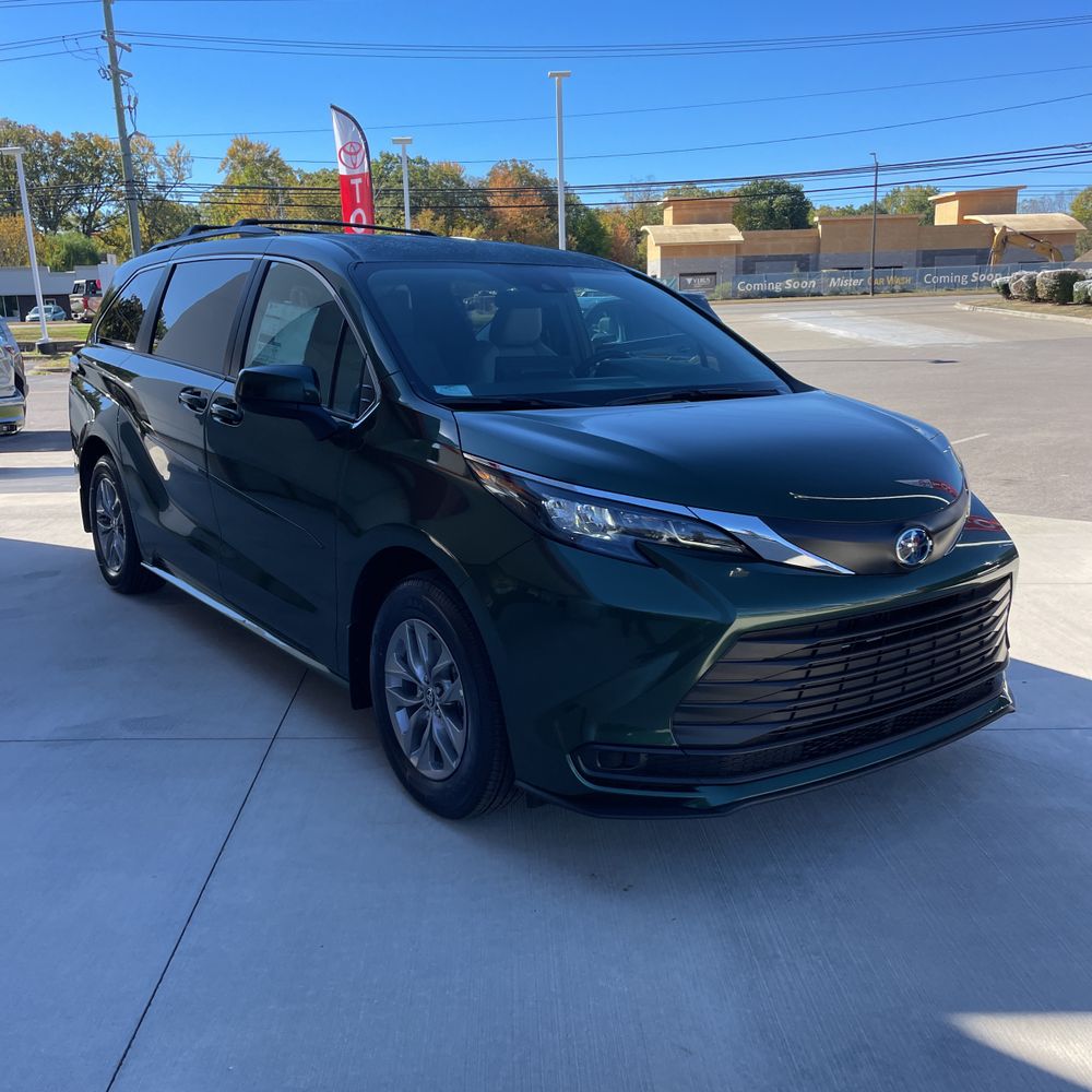 2025 Toyota Sienna LE 8-Passenger