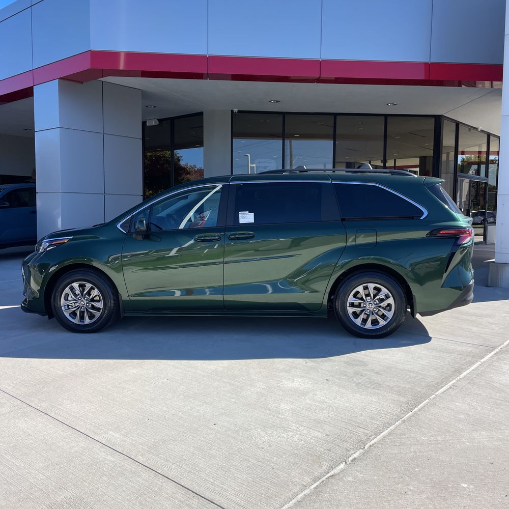 2025 Toyota Sienna LE 8-Passenger