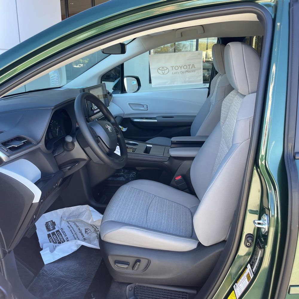 2025 Toyota Sienna LE 8-Passenger
