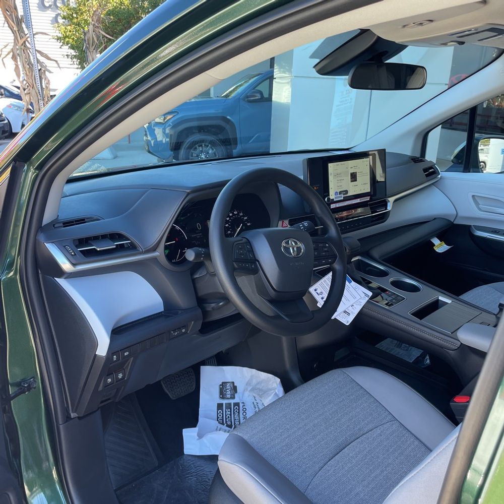 2025 Toyota Sienna LE 8-Passenger