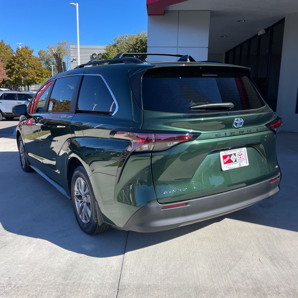 2025 Toyota Sienna LE 8-Passenger